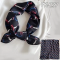 Elegante satijnen halsdoek met rood-blauwe kettingprint op zwart zijde - Zwart Ketting Paardenbeet Stijl (FX-237)