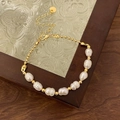Détail de bracelet en perles d'eau douce naturelles avec billes dorées sur cadre bois - Bracelet en perles d'eau douce