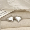 Boucles d'oreilles cœur en argent poli présentées dans un coffret à bijoux en velours - Argenté