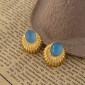 Dettaglio degli orecchini vintage dorati con trama a ventaglio e pietre occhio di gatto - Oro Ovale Occhio di Gatto Blu (Coppia)