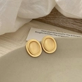 Dettaglio di orecchini vintage con pietra occhio di gatto in oro opaco su piatto - Bordo Oro Occhio di Gatto Giallo