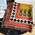 Detail eines Seidenschals mit orangefarbenem Ananas-Muster und Kamel-Print-Motiven - 70x70cm / Gelb Orange Kaffee