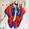Foulard di seta quadrato con stampa di carrozze in arancione e blu reale a contrasto - Bordo Blu Reale