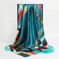 Carré de soie bleu paon avec imprimés de chaînes géométriques et motifs léopard - Vert Paon (FT134-1)