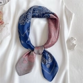 Detail eines Seidenschalters mit Paisleymuster in Marineblau und Rosé, als Schleife gebunden - Navy Rosa