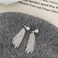 Primer plano de pendientes de borla plateados con perlas blancas sobre fondo de fieltro gris - Pendientes de Borla de Perla Blanca(A-825) / Perla Blanca Plata