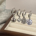 Détails des créoles argentées avec pendentifs flocon de neige et pierres zircon - Ensemble de 4 Boucles d'Oreilles Créoles Argentées