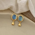 Dettaglio degli orecchini vintage con pietra occhio di gatto blu e pendente oro - Ciondolo a goccia d'acqua dorata (A-453) / Occhio di Gatto Blu