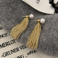 Dettaglio di orecchini a perno con perla grigia e lunghe nappe a catena dorata - Bianco