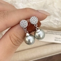 Gros plan de boucles d'oreilles argentées avec cristaux pavés et pendentifs perles grises - Boucles d'Oreilles Perle Grise Micro-Pavé Zircone Plaquées Or