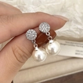 Détail de boucles d'oreilles perles d'eau douce avec clous sertis de micro-zirconiums - Boucles d'Oreilles Perle Blanche Micro-Pavé Zircone Plaquées Or