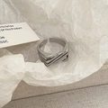 Macro-opname van gelaagde zilveren geometrische ring met een verstelbaar open ontwerp - Zilveren Geometrische Lijnstijl (C-337) / Zilver