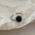 Detailopname van een retro zilveren ring met ovale zwarte steen en kralenrand ontwerp - Zilveren Zwarte Edelsteenstijl (C-338) / Zilver