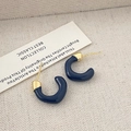 Dettaglio dei orecchini a forma di C in smalto blu scuro con finitura in metallo dorato - Blu scuro
