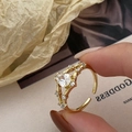 Detailed close-up of golden heart ring with vintage floral engravings and zircons - Gold Heart Vintage Style (Large)
