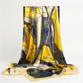 Détail d'un foulard en soie montrant des motifs de brides et chaînes dorées élégants - 90x90cm / Jaune (FT146-6)