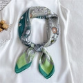 Foulard di seta sintetica verde con stampa floreale indossato su top bianco - FJ373-2 Verde / Verde