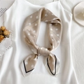 Élégant foulard en soie beige à pois pour femme noué sur un débardeur blanc avec fleurs - Champagne à Pois