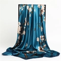 Détail d'un foulard en soie bleu marine avec imprimé floral de magnolia blanc et texture soyeuse - Bleu Paon Foncé