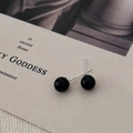 Nahaufnahme von S925 Sterling Silber Ohrsteckern mit eleganten schwarzen Perlen - 6mm Schwarze Perle - Vergoldetes Kupfer (S925 Silberstift)