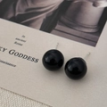 Detailansicht eleganter schwarzer runder Perlenohrstecker mit glänzender Spiegeloberfläche - 12mm Schwarze Perle - Vergoldetes Kupfer (S925 Silberstift)