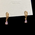 Dettaglio di orecchini a cerchio dorati con eleganti ciondoli in zircone rosa a goccia - Orecchini Pendenti con Zircone a Goccia Rosa