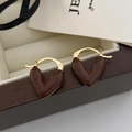 Dettaglio degli orecchini a cuore in smalto marrone con ganci dorati in scatola regalo - Orecchini a cuore caffè