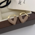Dettaglio degli orecchini a cuore in smalto marrone moka con cerchi dorati lucidi - Orecchini a cuore tè al latte