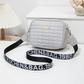 Bolso tipo cámara acolchado gris claro con correa de tela ancha y adornos dorados - Gris