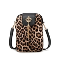 Leoparden-Handytasche mit schwarzer Lederklappe und goldener Quasten-Krone - Schwarzbraun