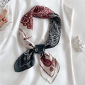 Eleganter elfenbeinfarbener Schal mit rotem und schwarzem Paisley-Print und Seidengefühl - Weiß mit rot-schwarzem Paisley