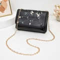 Sac bandoulière élégant en cuir noir avec broderie florale et chaîne dorée - Noir