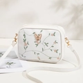 Mini bolso bandolera blanco con bordado de enredadera y detalle de mariposa - Blanco