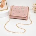 Sac bandoulière rose brodé avec motif floral et bandoulière en chaîne dorée - Rose