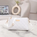 Detalle de bolso bandolera acolchado blanco con herrajes metálicos dorados sobre mármol - Blanco
