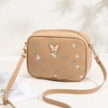 Bolso cámara beige con bordado floral y detalle de mariposa, bandolera ajustable - Caqui