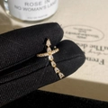 Macro di orecchino a croce dorato con zirconi marquise su guanto nero elegante - Ear Cuff a Croce Dorata (Placcato in Oro Vero)