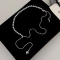 Dettaglio della collana regolabile con perle grigio scuro e catena serpente argentata - Stile Argento Perla Grigia (B-87)