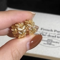 Makroaufnahme vergoldeter Blatt-Ohrringe mit funkelndem Zirkonia-Steinbesatz im Detail - Gold