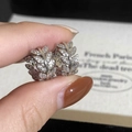 Nahaufnahme glitzernder Zirkonia-Ohrringe in Blattform mit feiner Pavé-Fassung - Silber