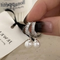 Detalle de elegantes pendientes de perlas con circonitas rectangulares y acabado plateado - Plateado