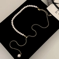 Dettaglio collana con pendente in perla elegante, catena dorata e perla a goccia - Stile Oro Perla Bianca (B-87)