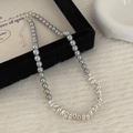 Vue détaillée du collier en perles grises rondes et perles irrégulières en métal argent - Collier Perle Grise et Perles d'Argent Irrégulières