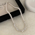 Détail du collier de perles blanches et argentées avec fermoir mousqueton réglable - Collier Perle Blanche et Perles d'Argent Irrégulières