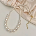 Detail van elegante parelketting met aflopende kralen en een gouden metalen verlengketting - Premium Gradiëntstijl