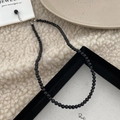 Détail du collier de perles en pierre noire avec fermoir mousqueton argenté réglable - Collier en Pierre Naturelle 4mm