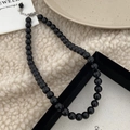 Détail macro du collier en perles de pierre noire naturelle avec fermoir mousqueton argent - Collier en Pierre Naturelle 8mm