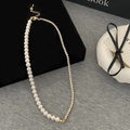 Dettaglio della collana patchwork di perle e zirconi con chiusura dorata elegante - Stile Perla Bianca Oro