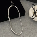 Dettaglio della collana con design diviso con perle grigie e pietre di zircone lucide - Stile Perla Grigia Argento