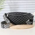 Sac banane noir chic avec motif en M gris et large bandoulière tissée bicolore - Noir